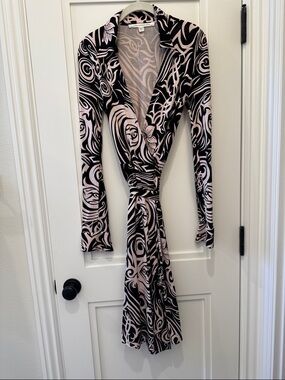 DIANE VON FURSTENBERG LONG  SLEEVE.100% SILK! Wrap Dress in Black and Pale Pink.